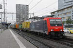 Re 484 011-2 durchfährt am 29.08.2023 den Bahnhof Pratteln.