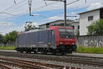 Re 484 015-3 durchfährt am 11.06.2024 solo den Bahnhof Rheinfelden.