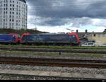 SBB - Lok 484 020-3 mit Güterzug unterwegs in Pratteln am 2024.09.30 .... Standort des Fotografen ausserhalb der Geleise auf der Strasse