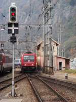 Re 484 015 SR bei der Einfahrt mit einem EC nach Milano in Brig am 6.11.2007