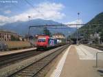 Am 17.6.09 durchfhrt die Re 484 020-3 Bellinzona mit einem UKV-Zug.