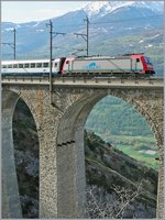 Re 484 mit EC 130 Milano - Bern - Basel auf dem 
127 m langen Luogelkin-Viadukt bei Hohtenn 
(BLS - Sdrampe)
2. Mai 2006 