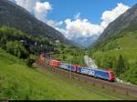 Zwei Re 484 von SBB Cargo ziehen am 5. Juni 2013 einen UKV-Zug durch die Wattingerkurve bei Wassen bergwärts.