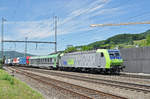 Re 485 013-7 durchfährt den Bahnhof Gelterkinden.