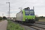 Einfahrt am 16.09.2016 von Re 485 013-7 mit dem CargoBeamer (Köln Eifeltor - Domodossola) auf den Überholgleis in Müllheim (Baden) gen Süden.