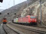 Partnerschaft mit Lokomotiven ausgedrckt: Die BR 185 118-7 der Railion und eine Re 485 der bls cargo am 5.1.2007 mit einem kurzem Gterzug bei der Durchfahrt in Lalden.