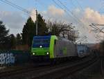 007 auf geheimer Mission. Am gestrigen Tag zog außerplanmäßig 485 007 der BLS den Cargobeamer durch Grevenbroich gen Kaldenkirchen. Planmäßig wurd er von einer 475 der BLS gezogen. Eine 485 ist hier eine seltene und willkommende Abwechslung.

Grevenbroih 30.01.2018