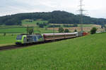 BLS Re 485 006 vor zwei unpassenden und noch gewöhnungsbedürftigen Begleitwagen mit ROLA Freiburg i.B.-Lötschberg/Simplon-Novara zwischen Riedtwil und Wynigen am 15. Juli 2020.
Wegen der Einhaltung der CORONA Abstandsregeln müssen diese Züge mit zwei Begleitwagen geführt wagen. Zu diesem Zweck wurden zusätzliche Wagen angemietet.
Foto: Walter Ruetsch 