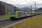 Doppeltraktion, mit den Loks 485 003-8 und 186 906-4 fährt Richtung Bahnhof Gelterkinden. Die Aufnahme stammt vom 19.12.2020.