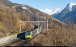 BLS Re 485 013 und Akiem/SBBCINT 186 904 mit einer RoLa am 20. Februar 2021 bei Ausserberg.