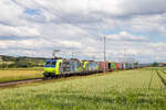 Die Re 485 014 und die Re 475 401 ziehen einen Güterzug durch Schüpfen Richtung Biel Produktionsanlage Ost.