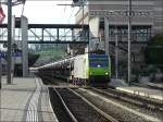 Eine Re 485 fhrt am 29.07.08 mit einem Autozug in den Bahnhof von Spiez ein...