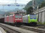 DB + bls - Doppeltraktionstreff von den 185 103-9 + 185 106-2 und den 485 017-8 + 485 ... vor Gterzgen im Bahnhofsareal von Spiez am 20.06.2009