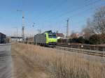 Am 21.02.2012 stand Re 485 020 mit einer RoLa auf dem berholgleis in Mllheim (Baden).