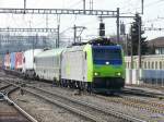 bls - 485 008-7 mit Rolla bei der durchfahrt im Bahnhof Burgdorf am 02.04.2013