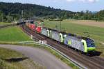 BLS: Güterzug mit stilreiner Dreifachtraktion der BR 485 bei Roggwil am 2. Juni 2015. Der schwere Güterzug wird angeführt von der 485 013-7 (485 001 - 020, 2003).
Foto: Walter Ruetsch