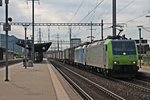 Re 485 013-7 zusammen mit 186 105 am 14.05.2015 mit einem Containerzug in Pratteln und fuhren gen Frick/Zürich.