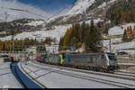 Bereits am 12. November gibt es im 2016 erste Schneebilder vom Gotthard! Railpool/BLS Cargo 187 005 und eine unbekannte Re 485 haben soeben den Gotthardtunnel verlassen und durchfahren mit einem UKV-Zug den Bahnhof Airolo. 