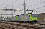 Doppeltraktion, mit den BLS Loks 485 001-2 und 485 007-9, durchfahren den Bahnhof Pratteln. Die Aufnahme stammt vom 07.02.2017.
