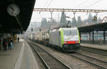 BLS 486 507 durchfuhr am 29. März 2013 den Bahnhof Liestal mit einem KLV-Zug.