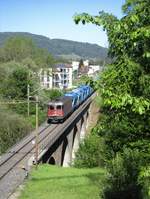Am Donnerstag, 18. Mai 2017 (19.40 Uhr)durchquert die SBB Re 620 009-1  Uzwil  mit einem Kies-Güterzug(leer) unter blauem Himmel, die 93 Meter lange Wildbachbrücke bei Rorbas, Richtung Bülach.
