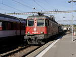 SBB - Re 6/6  620 015-8 vor Güterzug bei der durchfahrt im Bahnhof Lausanne am 25.09.2017
