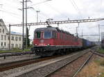 SBB - Re 6/6 620 061-2 mit Re 4/4  420 294-1 vor Güterzug unterwegs bei Prattelen am 28.10.2017