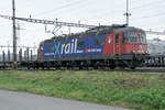 Re 6/6 620 088-5 der SBB-Cargo, die einzig die mit Werbung unterwegs ist. 
Basel am 27.11.17