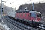 Re 620 057-0  Estavayer-le-Lac  zieht am bitterkalten Morgen des 19.01.2019 einen Güterzug die Bözberg Nordrampe in Richtung Basel hinab.