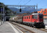 620 015-8 von SBB kommt aus dem Tunnel mit einem gemischten Güterzug aus Italien nach Basel(CH) und fährt durch den Bahnhof von Bellinzona(CH) in Richtung  Gotthardtunnl.
