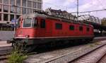 Im hinteren Bahnhofsbereich, auf Gleis 5, wartet die Re 6/6 11654  Villeneuve  (NVR: 91 85 4 620 054-7) auf ihre nächste Aufgabe.

St. Gallen HB, 09.09.2019