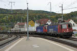 Rote und blaue Re 620 Doppeltraktion von SBB CARGO.