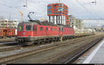 SBB Cargo Re 6/6 11650  Schönenwerd  und 11685  Sulgen  stehen am 6. Dezember 2013 mit einem Güterzug in Rotkreuz.