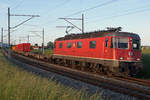 Re 620-Lokomotiven von SBB CARGO National bei Niederbipp unterwegs im letzten Abendlicht.