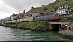 Ein bunt zusammengewürfelter Güterzug mit Re 6/6 11634 (620 034-9)  Aarburg-Oftringen  ist bei regnerischem Wetter unterwegs am Plage de la Lisette in Saint-Saphorin (CH) Richtung Vevey (CH).

🧰 SBB Cargo AG
🚩 Bahnstrecke Vallorbe–Domodossola (Simplonstrecke | 100/200)
🕓 4.8.2020 | 10:44 Uhr