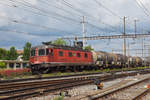 Re 620 052-1 durchfährt den Bahnhof Pratteln.