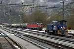 Bahnhof Reuchenette-Péry am sehr trüben 22. Januar 2021.
Der alltägliche Güterzug ab Biel mit der Re 620 070-3  AFFOLTERN AM ALBIS  anlässlich der Bahnhofseinfahrt. Erkennbar ist der firmeneigene Tm 2/2  CAROLE  von Vigier Ciment.
Foto: Walter Ruetsch