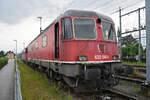 Für die Re 620 048-9 hat bald die letzte Stunde geschlagen. Am 09.06.2024 steht die Lok auf einem Nebengleis beim Bahnhof Kaiseraugst.