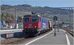 Die SBB Re 6/6 11621 (Re 620 021-6)  Taverne Toricella  ist mit dem  Spaghetti-Zug 47632 von Torino Orbassano (It) nach Perigny (F) in Cully unterwegs. Die SBB Lok hat den Zug in Domo II übernommen und wird ihn in Vallorbe an die SNCF übergeben. 

1. April 2021