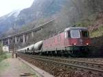 Die Re 6/6 11625 ist mit Zementwagen in der Biaschina nordwrts unterwegs am 03.04.2008