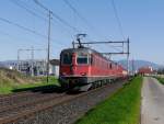 SBB - Re 6/6 11671 mit Re 4/4 11328 vor Güterzug unterwegs bei Bettenhausen am 19.04.2015