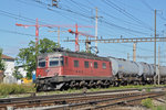 Re 6/6 11613 durchfährt den Bahnhof Pratteln. Das abzweigende Gleis führt auf eine Strasse und in ein Industriegebiet, von wo aus auch diese Aufnahme am 22.08.2016 entstand.