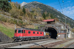 Re 6/6 11676  Zurzach  schiebt am 22. Oktober 2016 einen UKV-Zug durch den Bahnhof Wassen die Gotthard-Nordrampe hinauf nach.