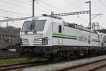 Siemens Vectron 476 055-1 wartet auf einem Abstellgleis beim Bahnhof Pratteln auf den nächsten Einsatz.