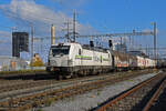 Siemens Vectron 476 454-4 von railCare durchfährt am 07.12.2022 den Bahnhof Pratteln.