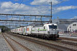 Siemens Vectron 476 453-6 von railCare durchfährt am 10.06.2024 den Bahnhof Rupperswil.