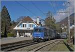 Die MOB Ge 4/4 8001 erreicht mit dem GoldenPass Express 4074 nach Interlaken Ost den Bahnhof von Fontanivent, der Zug Express natürlich ohne Halt durchfährt.