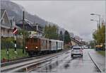 Mit einem gut passenden Zug erreicht die RhB Bernina Bahn Ge 4/4 81 der Blonay-Chamby Bahn Blonay.