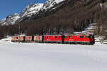 Ge 4/4 620 und 625 als Güterzug von Chur Richtung Pontresina unterwegs. Bei der RhB kann man sogar die Abfahrtszeiten der Güterzüge sehen. Loks und Anhänger variieren und so ist es immer spanend wenn man auf das Gespann wartet. 16.01.2025 kurz vor Bever.