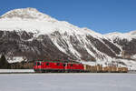 Ge 4/4 624 und 627 als Güterzug von Chur Richtung Pontresina unterwegs.  16.01.2025 in der Früh zwischen Samedan und Punt Muragl.